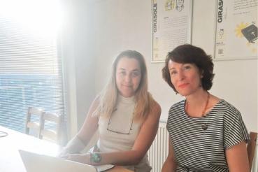 Poslechněte si povídání s psychosociálními pracovnicemi Mgr. Adélou Sládkovou a Mgr. Olgou Marií Krčmařovou. Dvě ženy sedí u notebooku.