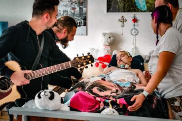 Sestřička Lucka splnila Viktorce jedno přání – setkat se s kapelou Rybičky 48, kterou Viktorka milovala. Za dívkou upoutanou na lůžku přijela její oblíbená kapela Rybičky 48.