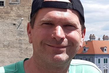 I když byl ve firmě klíčovým zaměstnancem, jeho zaměstnavatel mu umožnil vzít si volno a věnovat se péči o maminku. Fotografie muže, Radka Zoni