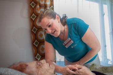 Sestra Marta i ostatní z týmu domácího hospice hospice sv. Filipa Neri se stali na čas součástí rodinného života paní Marty. Sestra se naklání nad pacientkou v domácí péči